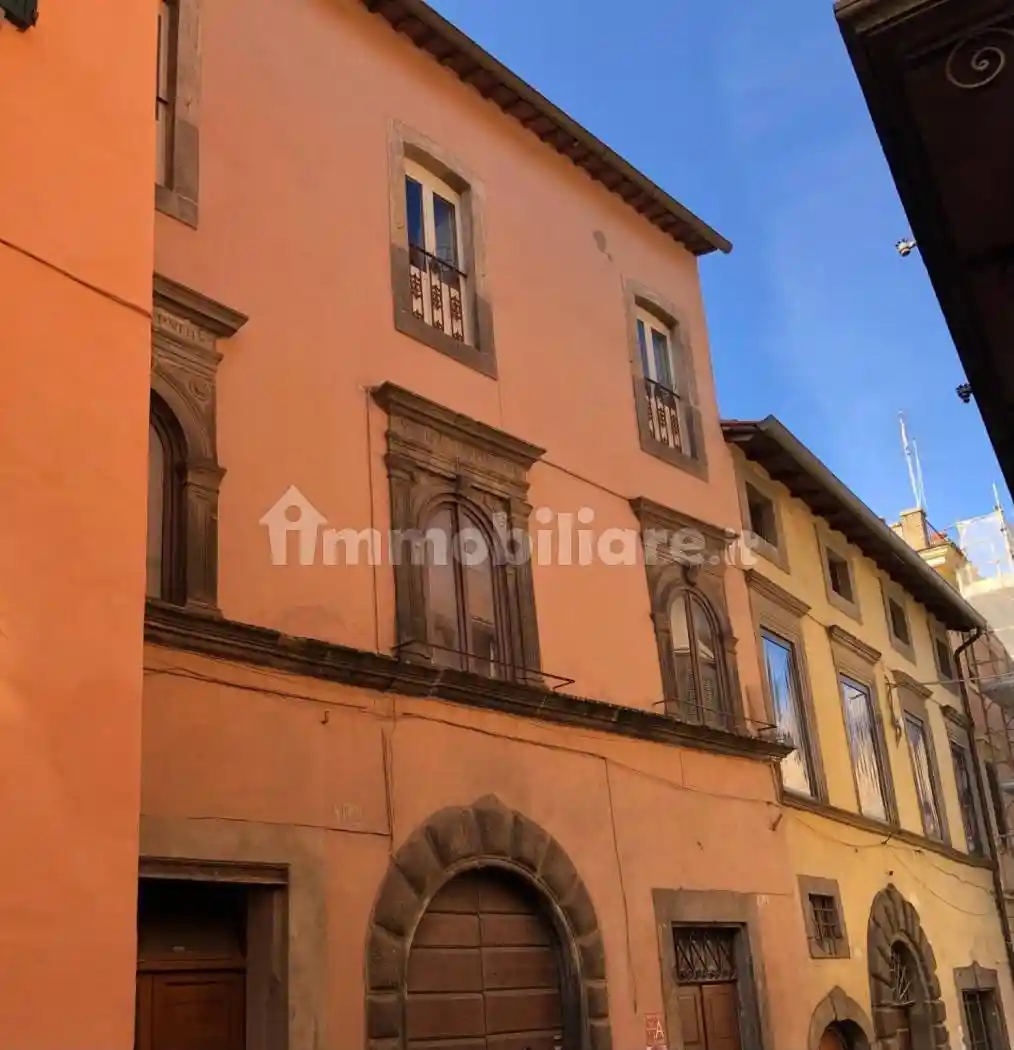 Palazzo - Edificio in vendita a Vetralla