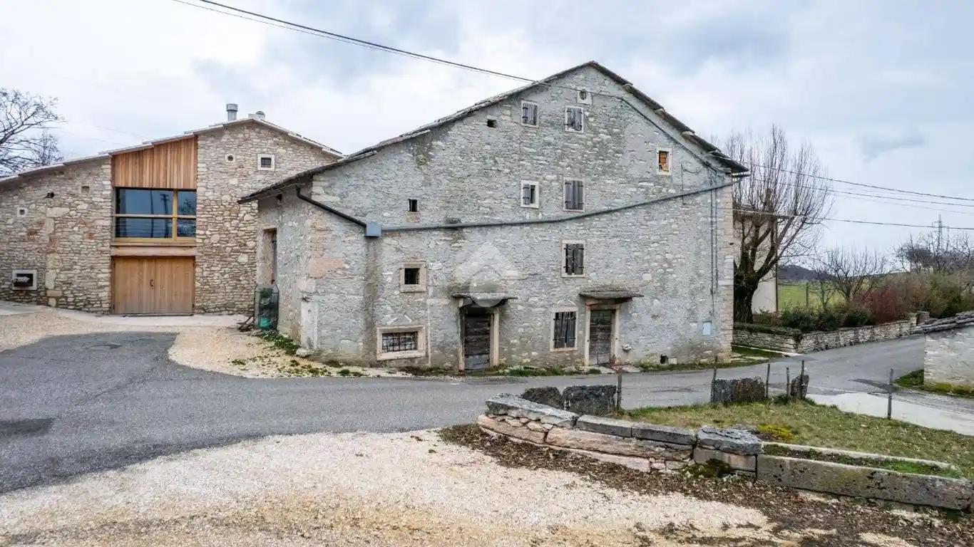 Rustico - Casale in vendita a Erbezzo