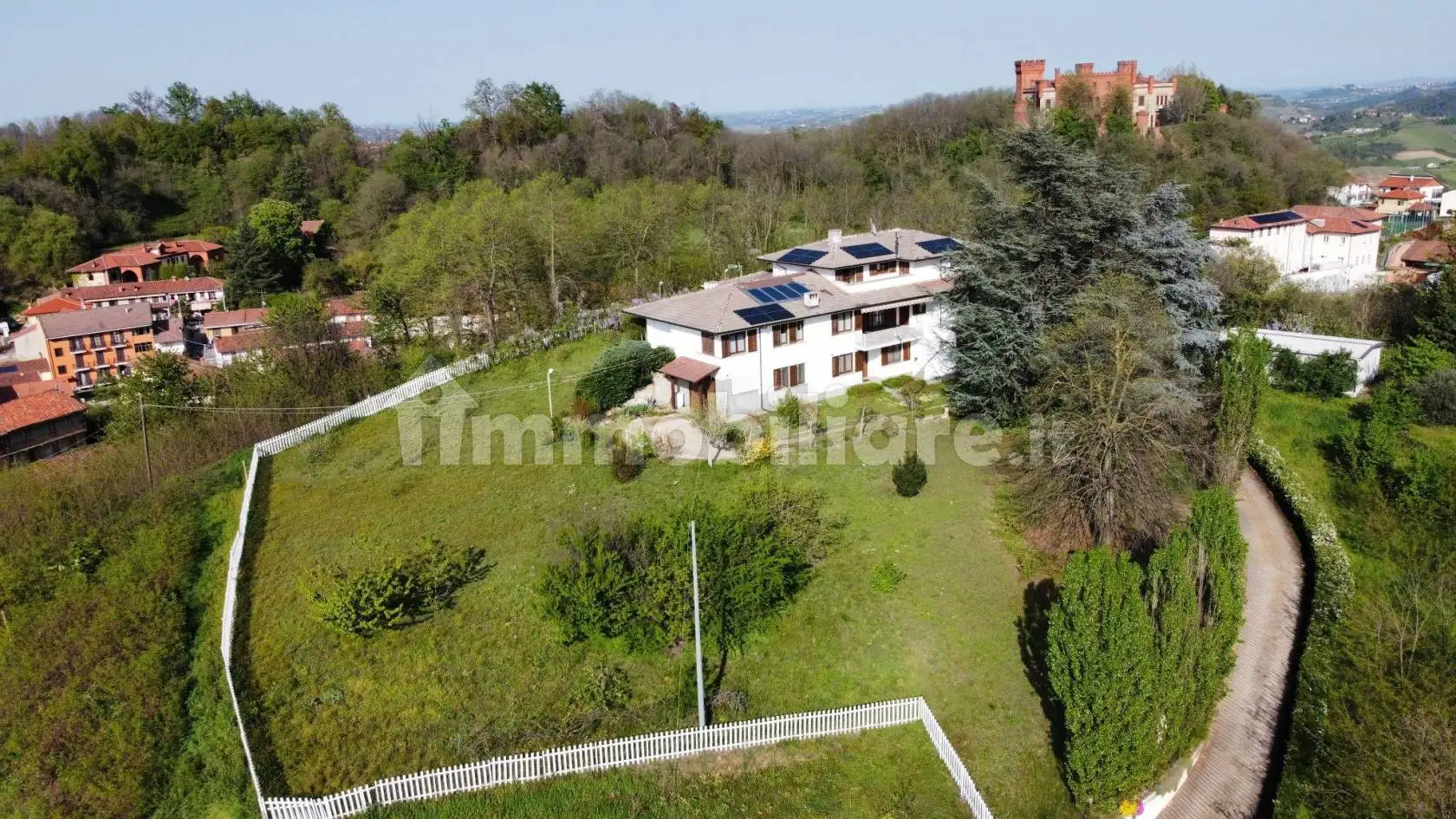 Villa in vendita a Baldissero d'Alba