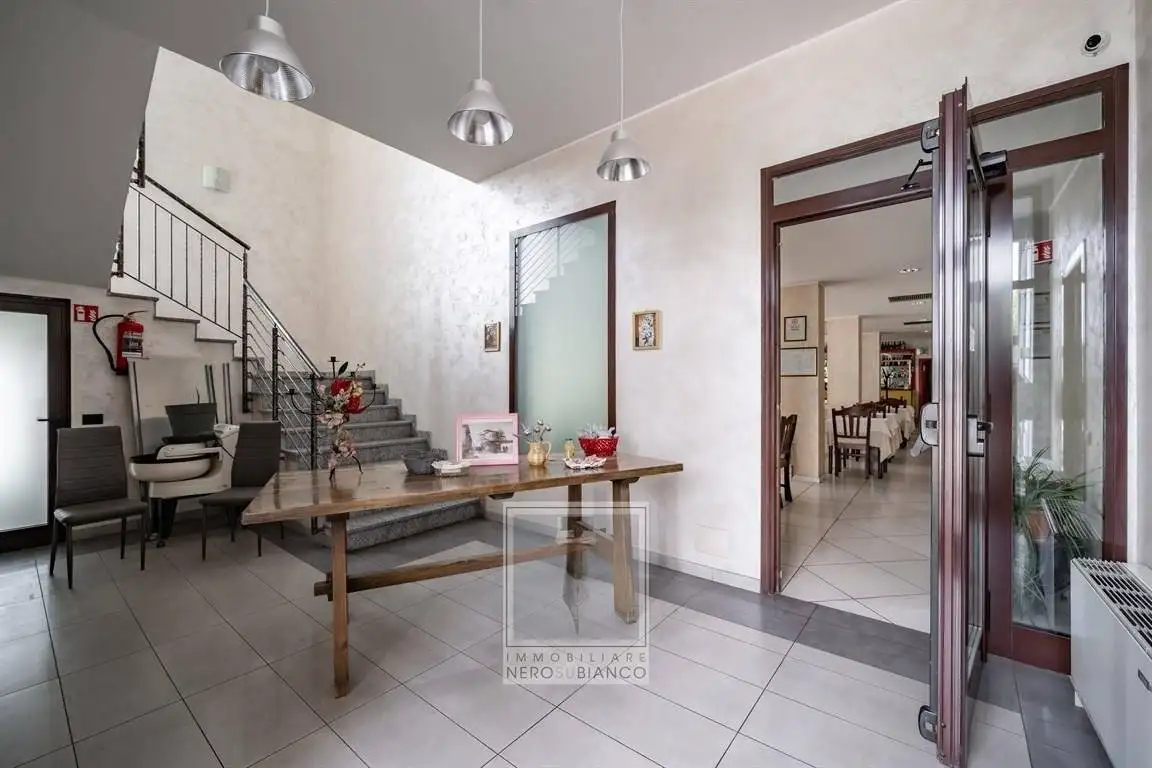 Palazzo - Edificio in vendita a Airuno