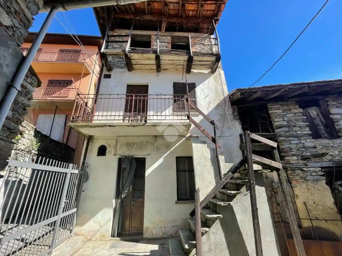 Casa indipendente in vendita a Nebbiuno