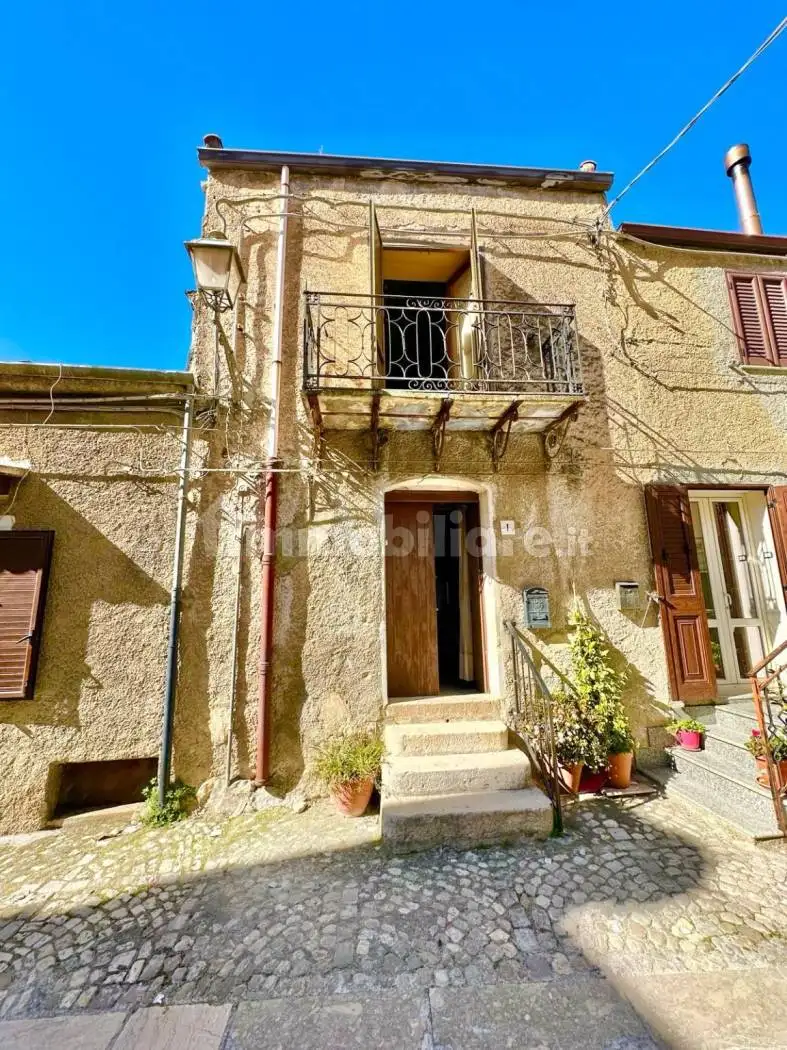 Casa indipendente in vendita a Palazzo Adriano