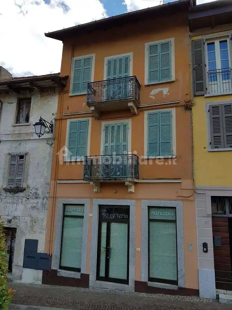 Palazzo - Edificio in vendita a Pella