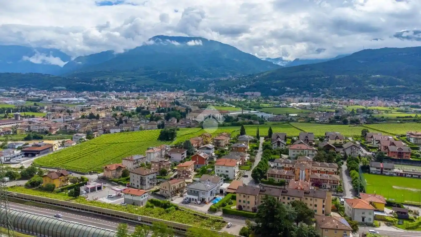 Villa in vendita a Isera