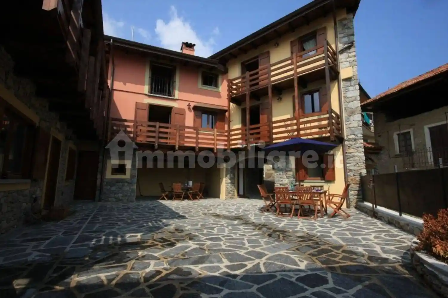 Villa in vendita a Nebbiuno