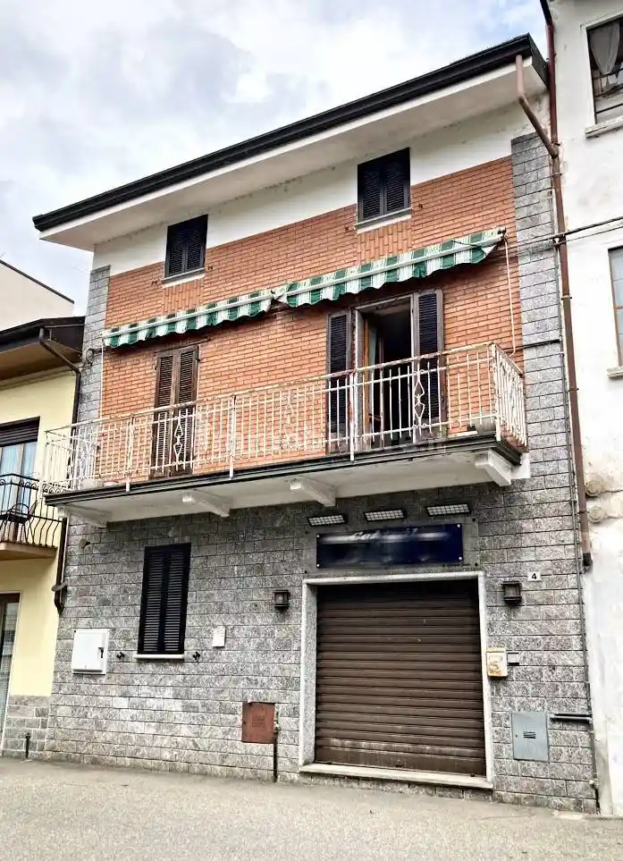 Palazzo - Edificio in vendita a Momo