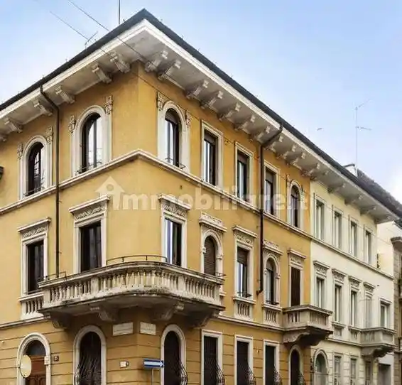 Palazzo - Edificio in vendita a Roma