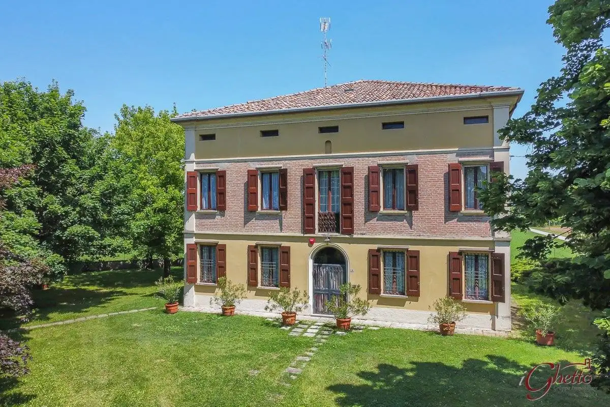 Villa in vendita a Cento
