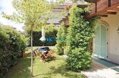 Villa in vendita a Montignoso