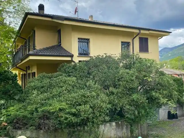 Villa in vendita a Longone al Segrino