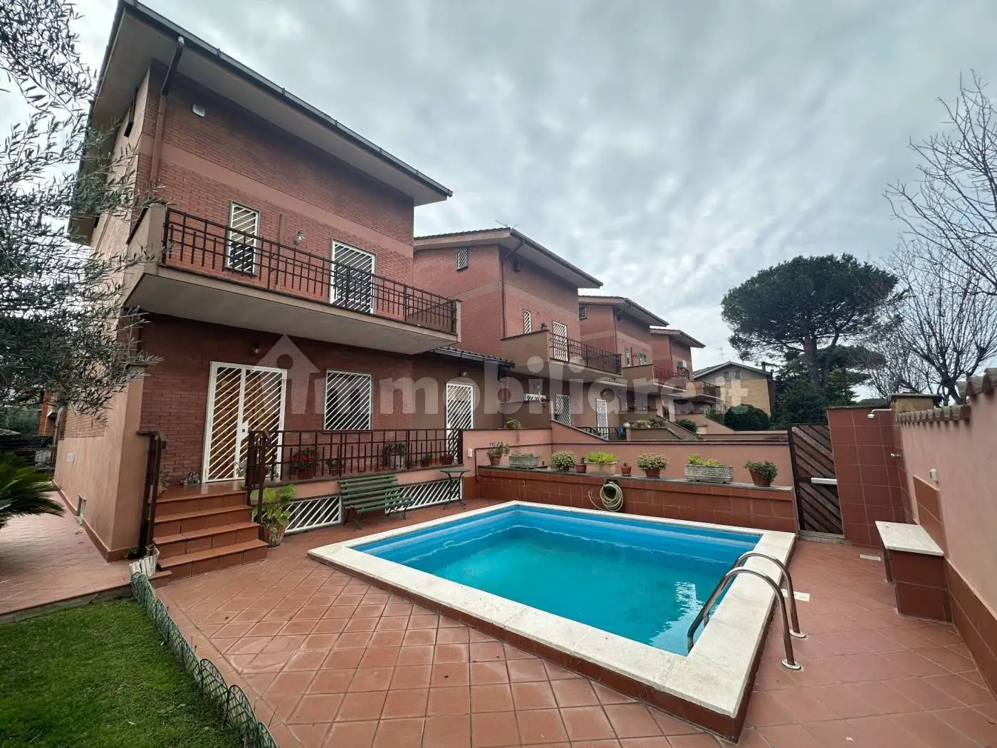 Villa plurifamiliare in vendita a Roma