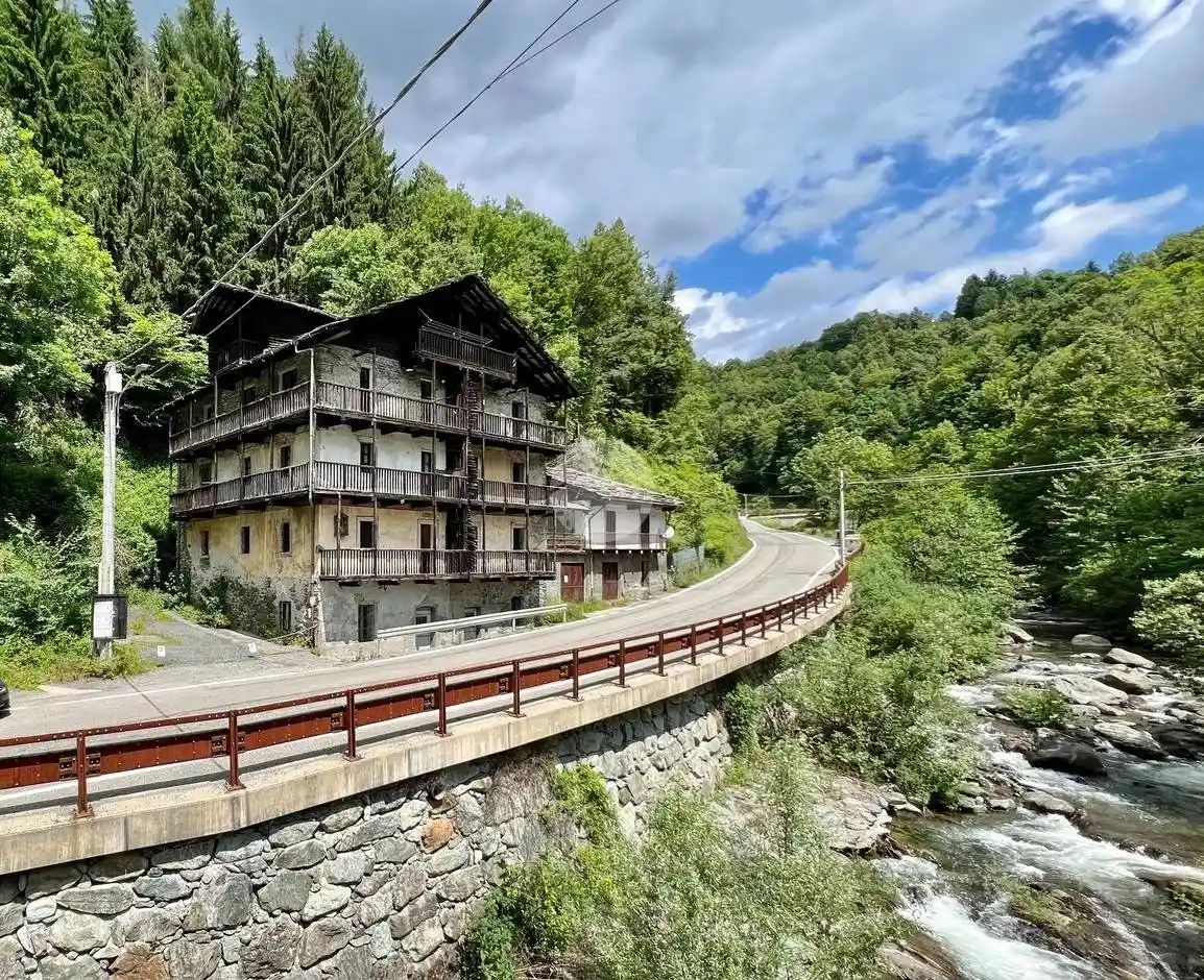 Palazzo - Edificio in vendita a Viù