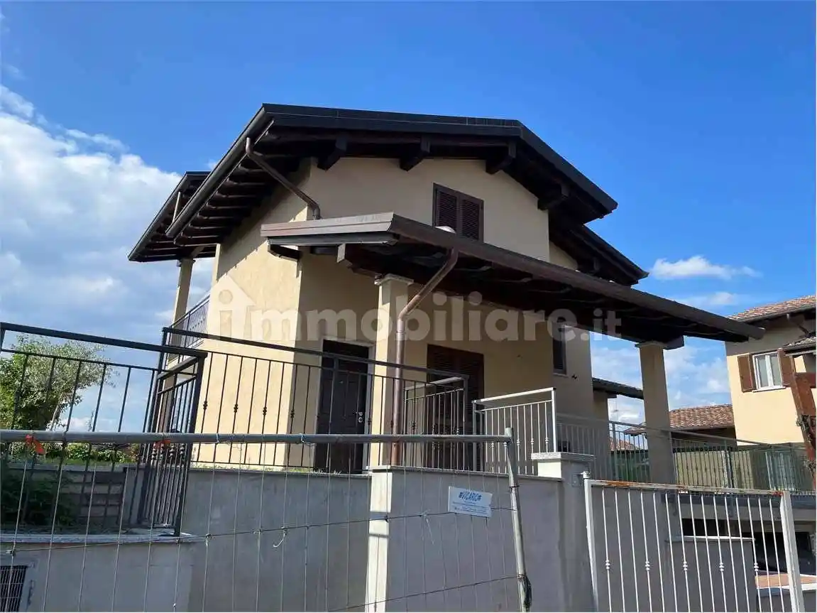 Villa in vendita a Pombia