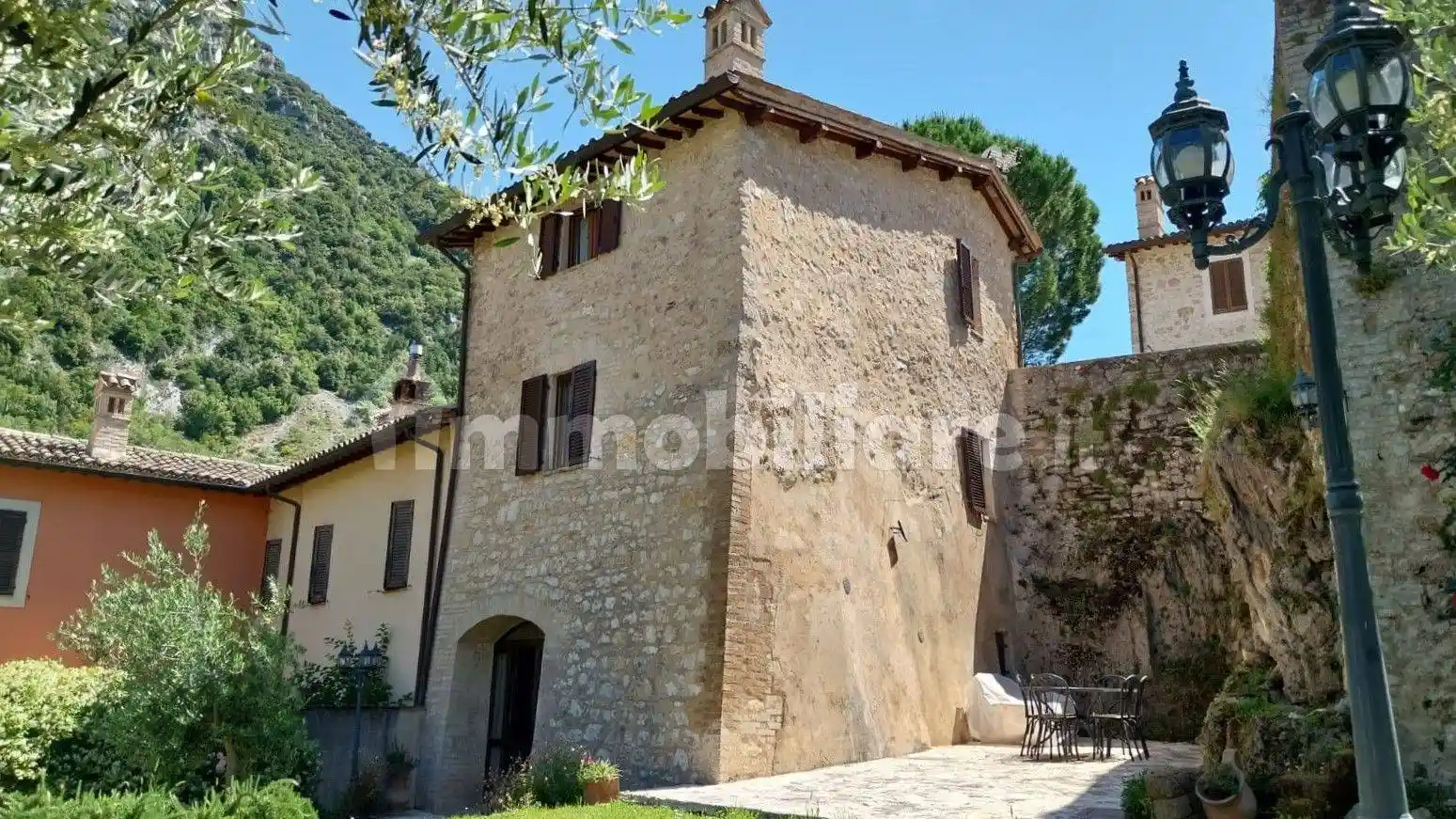 Casa indipendente in vendita a Foligno