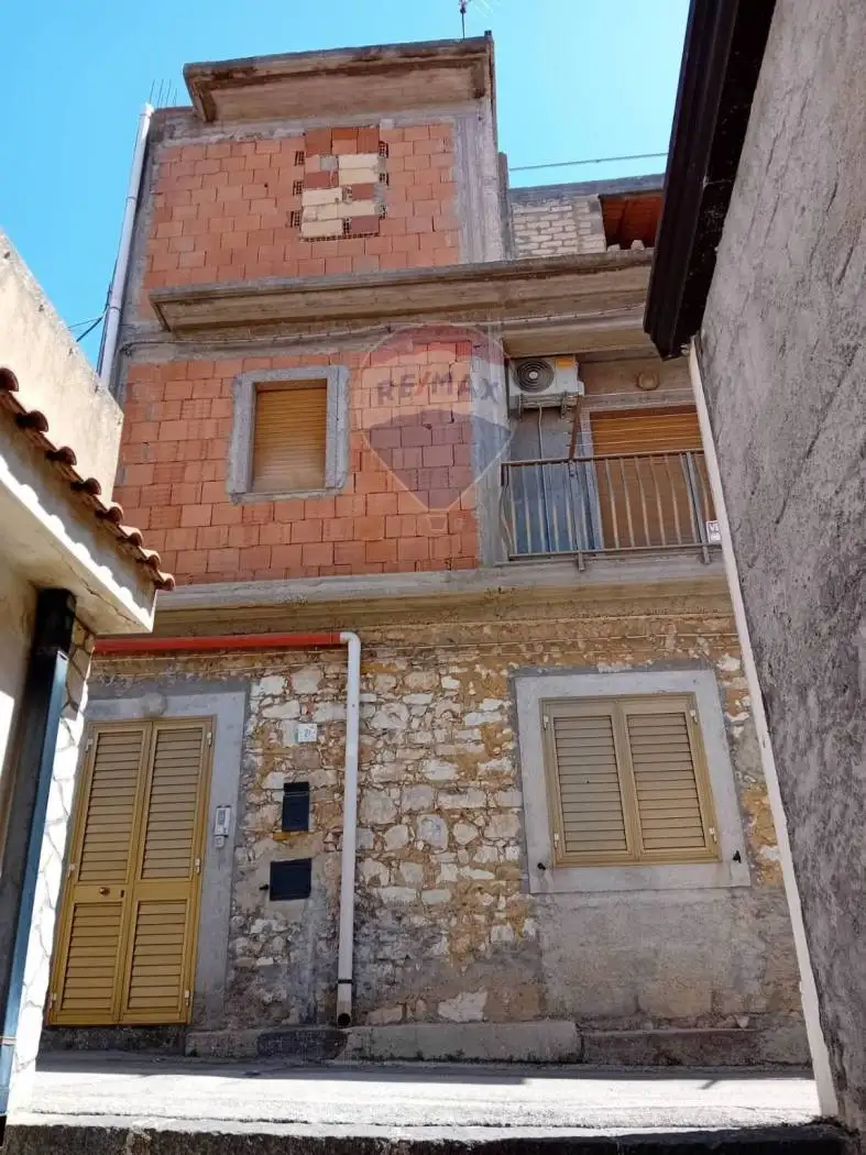 Casa indipendente in vendita a Castel di Iudica