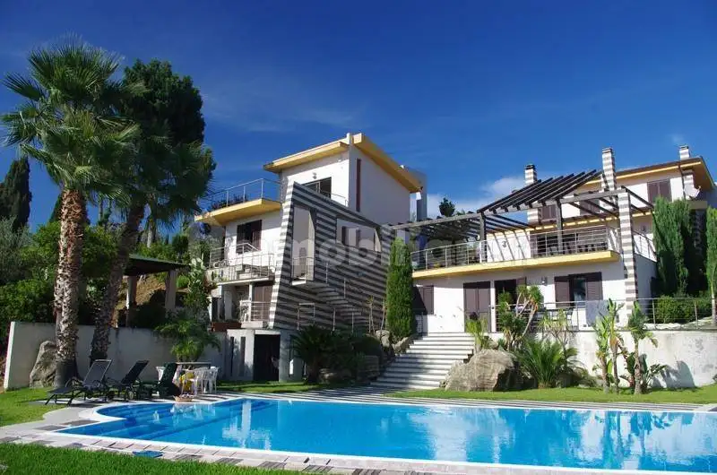 Villa in affitto a Barcellona Pozzo di Gotto