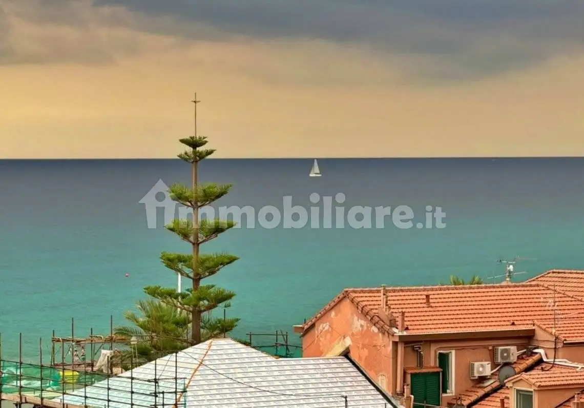 Palazzo - Edificio in affitto a Pietra Ligure