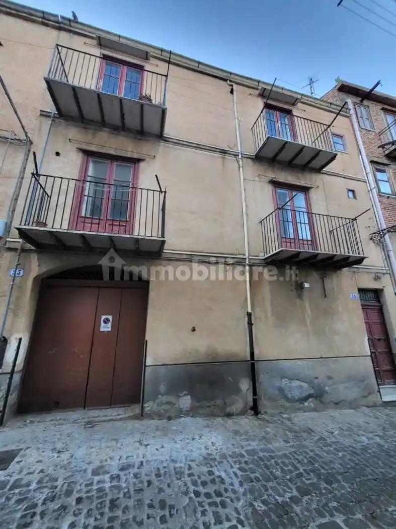Palazzo - Edificio in vendita a Castelbuono