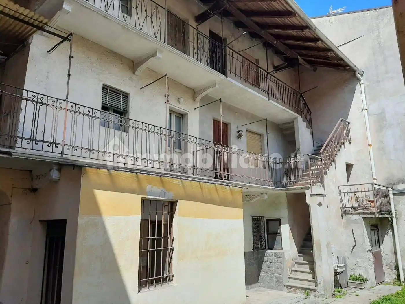 Casa indipendente in vendita a Varallo Pombia