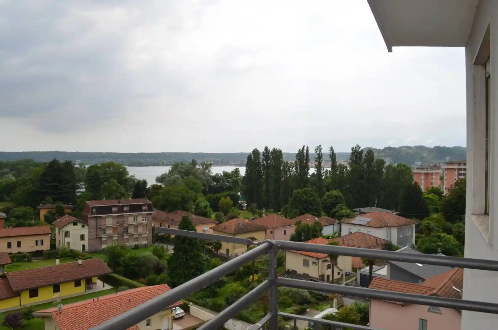 Appartamento in vendita a Angera