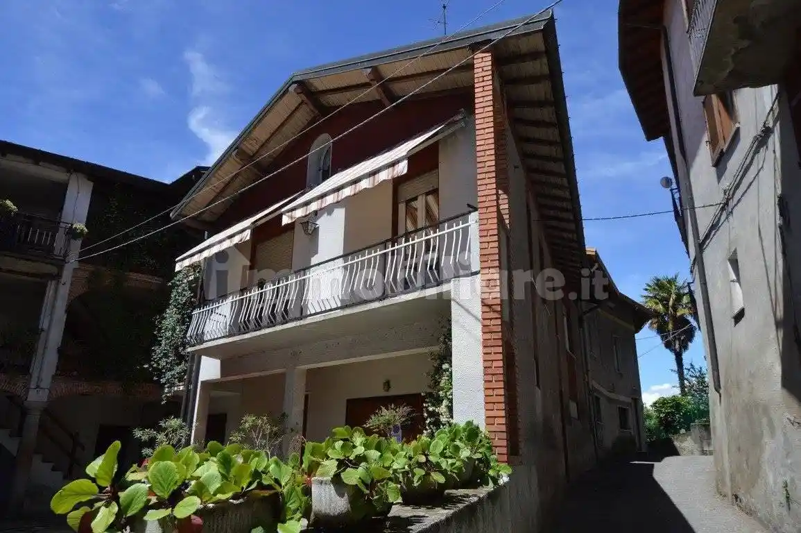 Casa indipendente in vendita a Gemonio