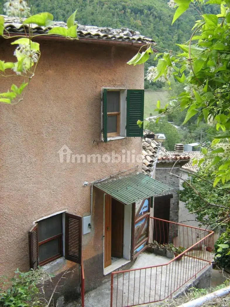 Casa indipendente in vendita a Serravalle di Chienti