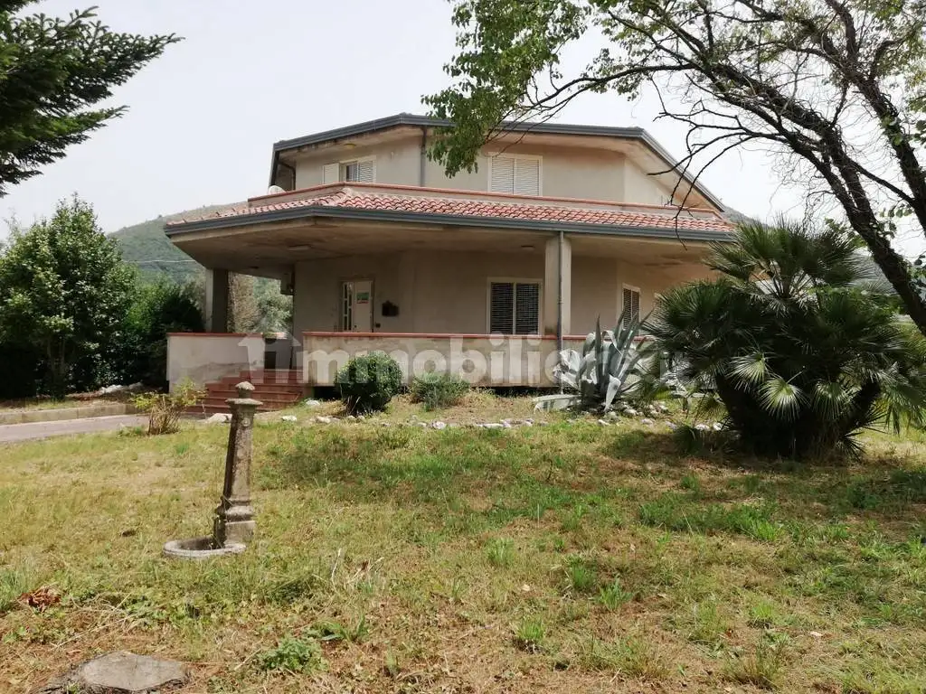 Villa in vendita a Castel di Sasso