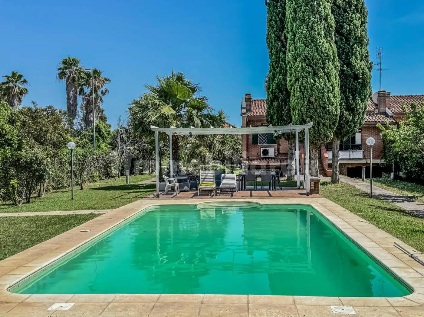 Villa plurifamiliare in vendita a Roma