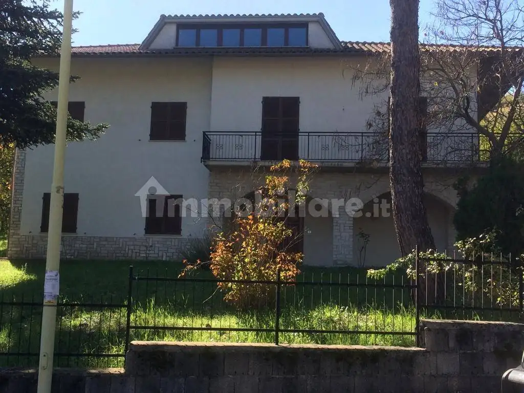 Villa in vendita a Muccia