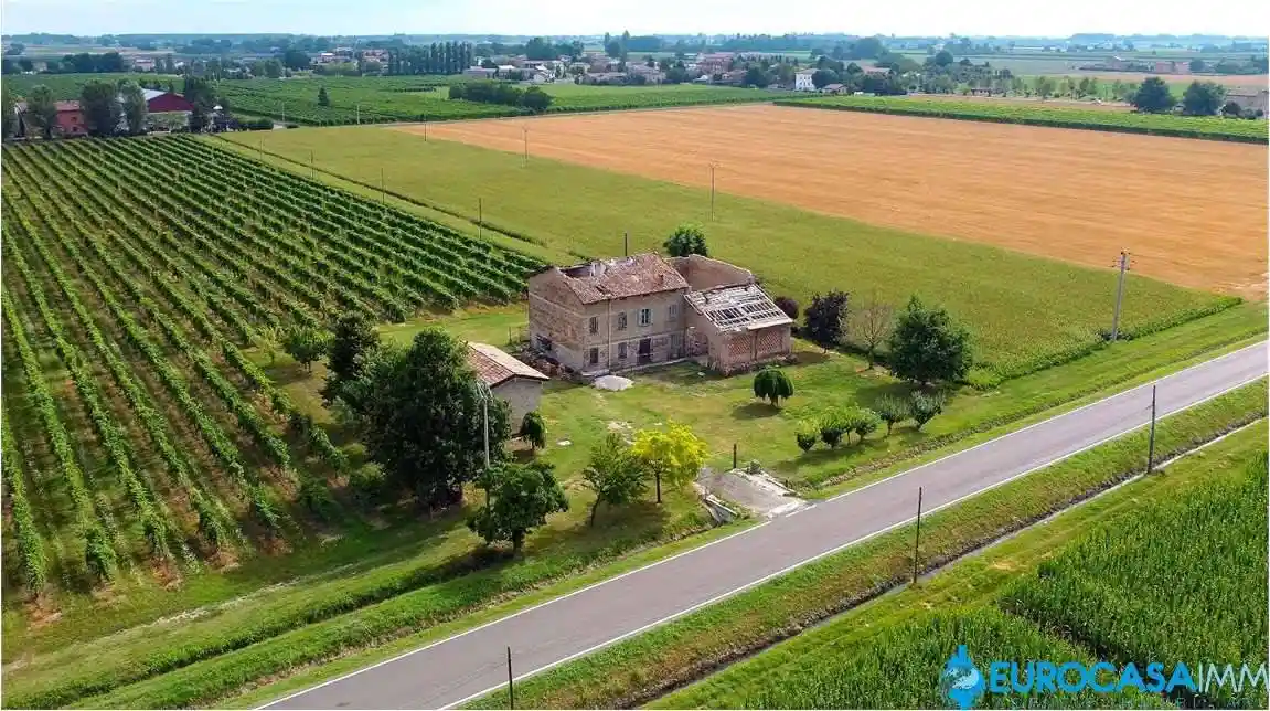 Rustico - Casale in vendita a Carpi