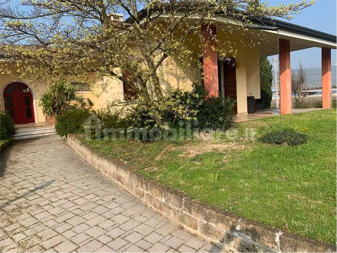 Villa in vendita a Cazzano di Tramigna