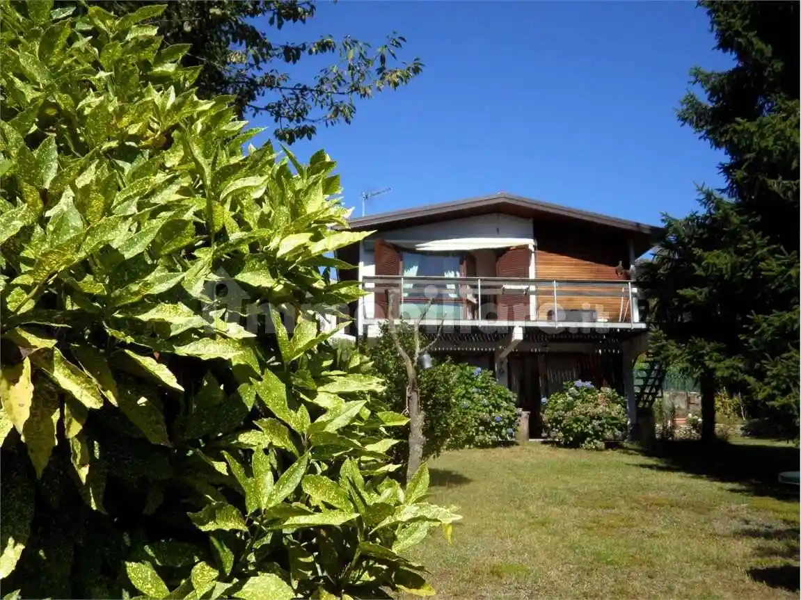 Villa in vendita a Nebbiuno