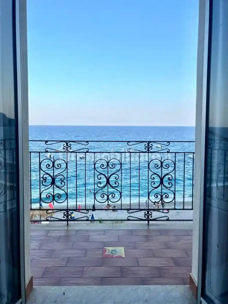 Palazzo - Edificio in vendita a Letojanni