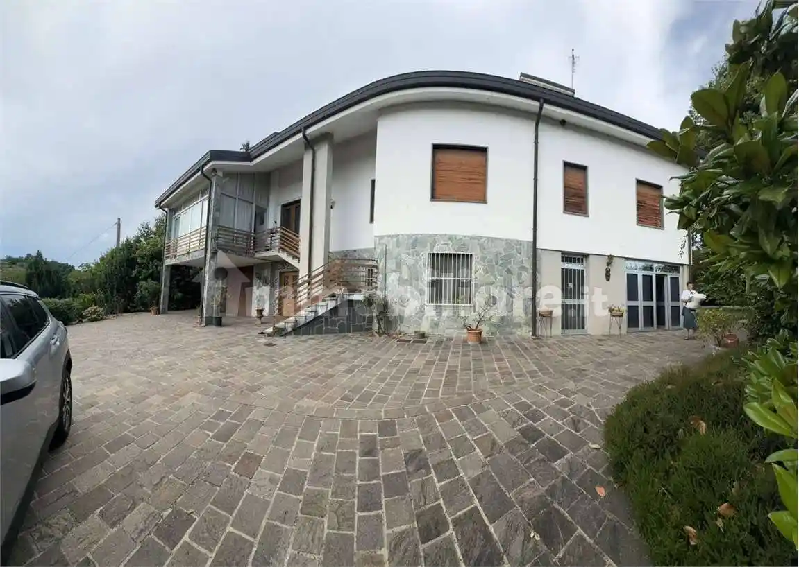 Palazzo - Edificio in vendita a La Valletta Brianza