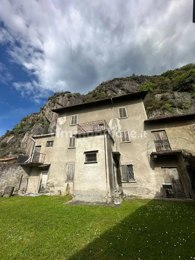 Terratetto unifamiliare via Duca d'Aosta 60, Centro, Dervio