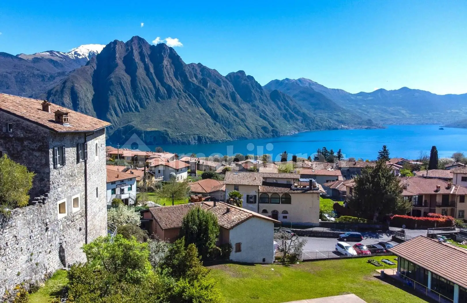 Villa in vendita a Solto Collina