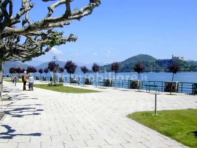 Palazzo - Edificio in vendita a Arona