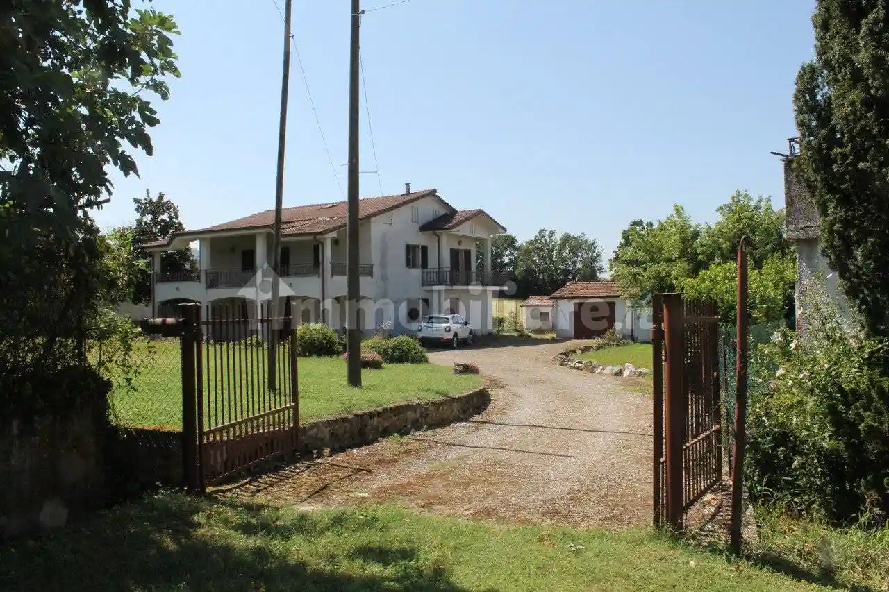 Casa indipendente in vendita a Agazzano