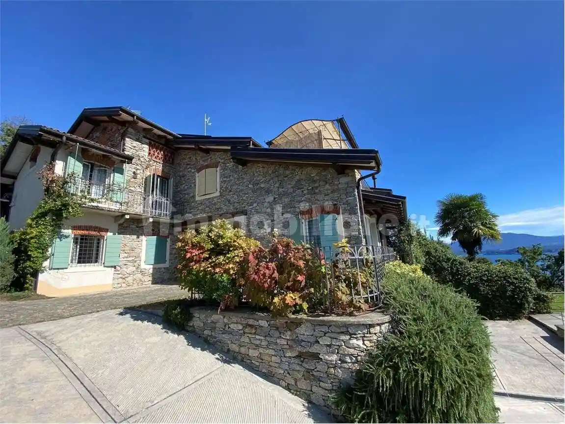 Villa in vendita a Nebbiuno