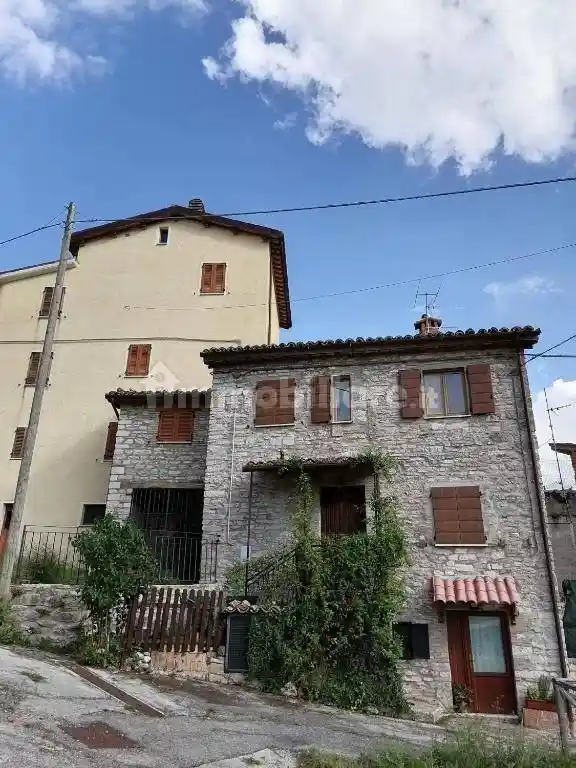 Casa indipendente in affitto a Fiastra