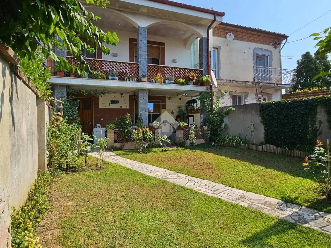 Casa indipendente in vendita a Castelnuovo Belbo