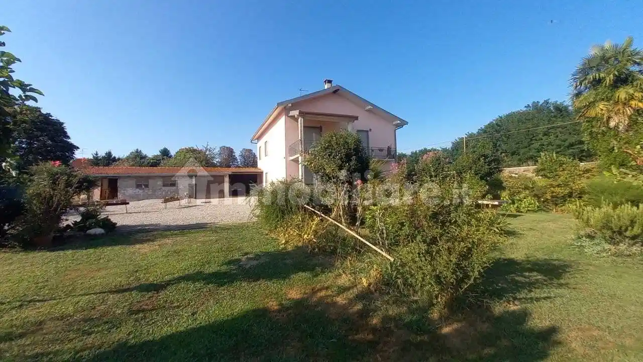 Villa in vendita a Oleggio