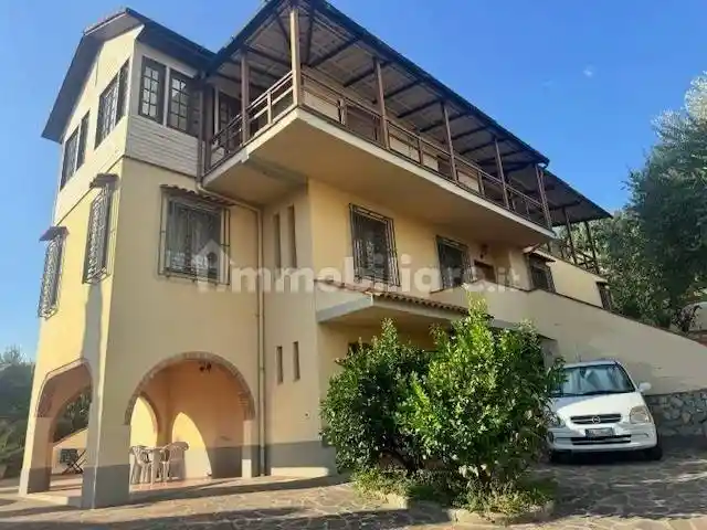 Villa in vendita a Carmignano