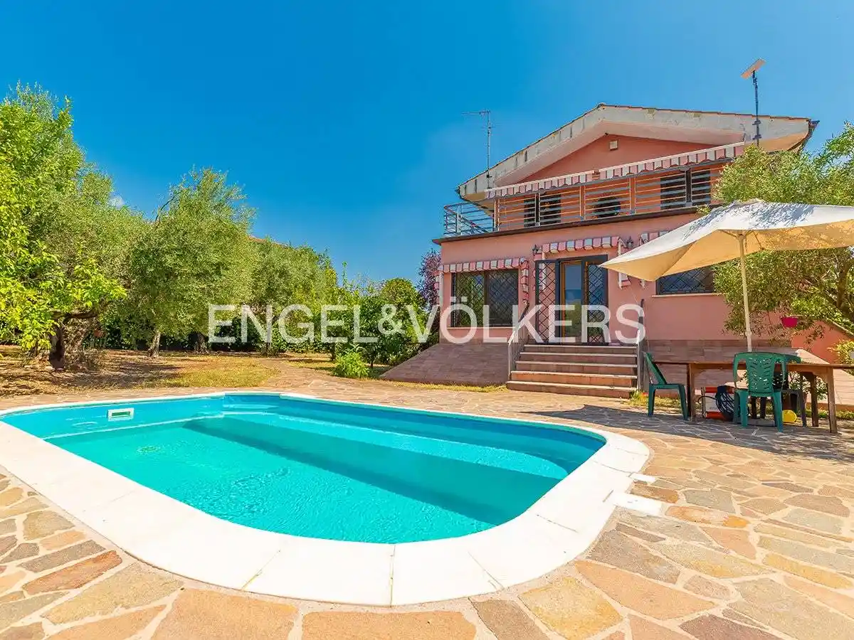 Villa in vendita a Genzano di Roma