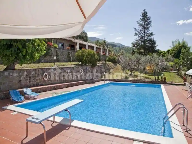 Palazzo - Edificio in vendita a Reggello