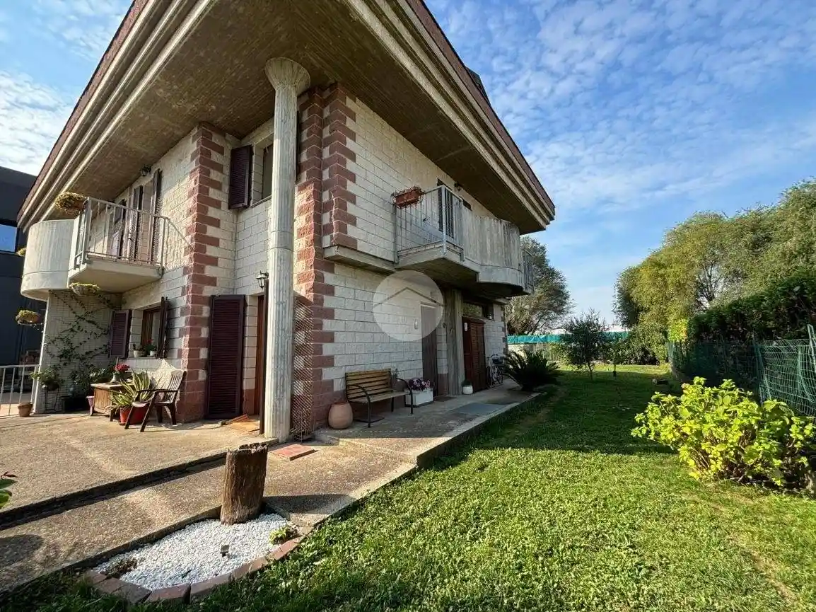 Villa in vendita a Romano di Lombardia