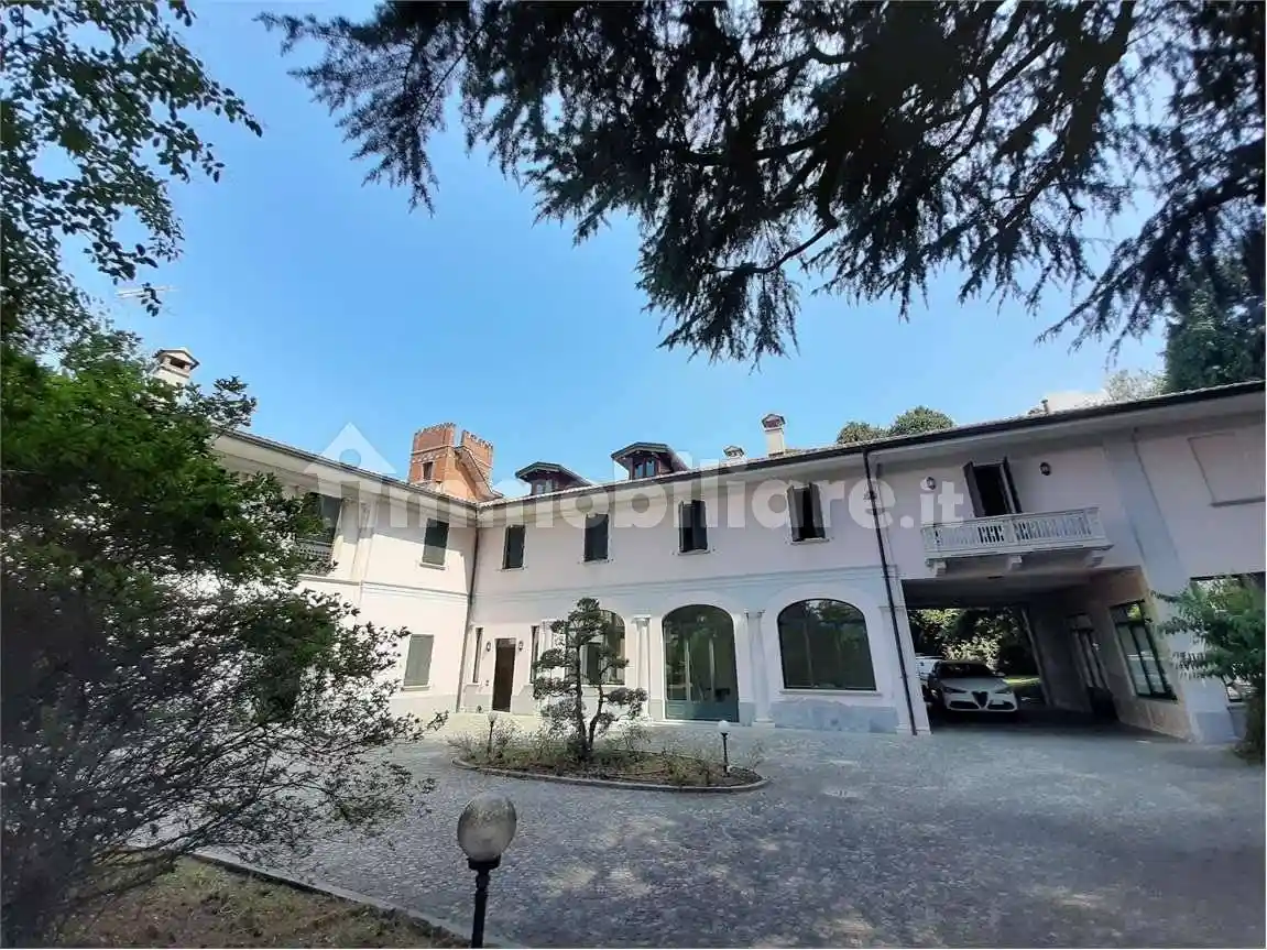 Villa in vendita a Sesto Calende