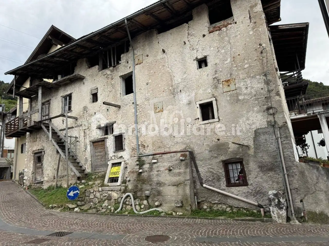 Palazzo - Edificio in vendita a Besenello