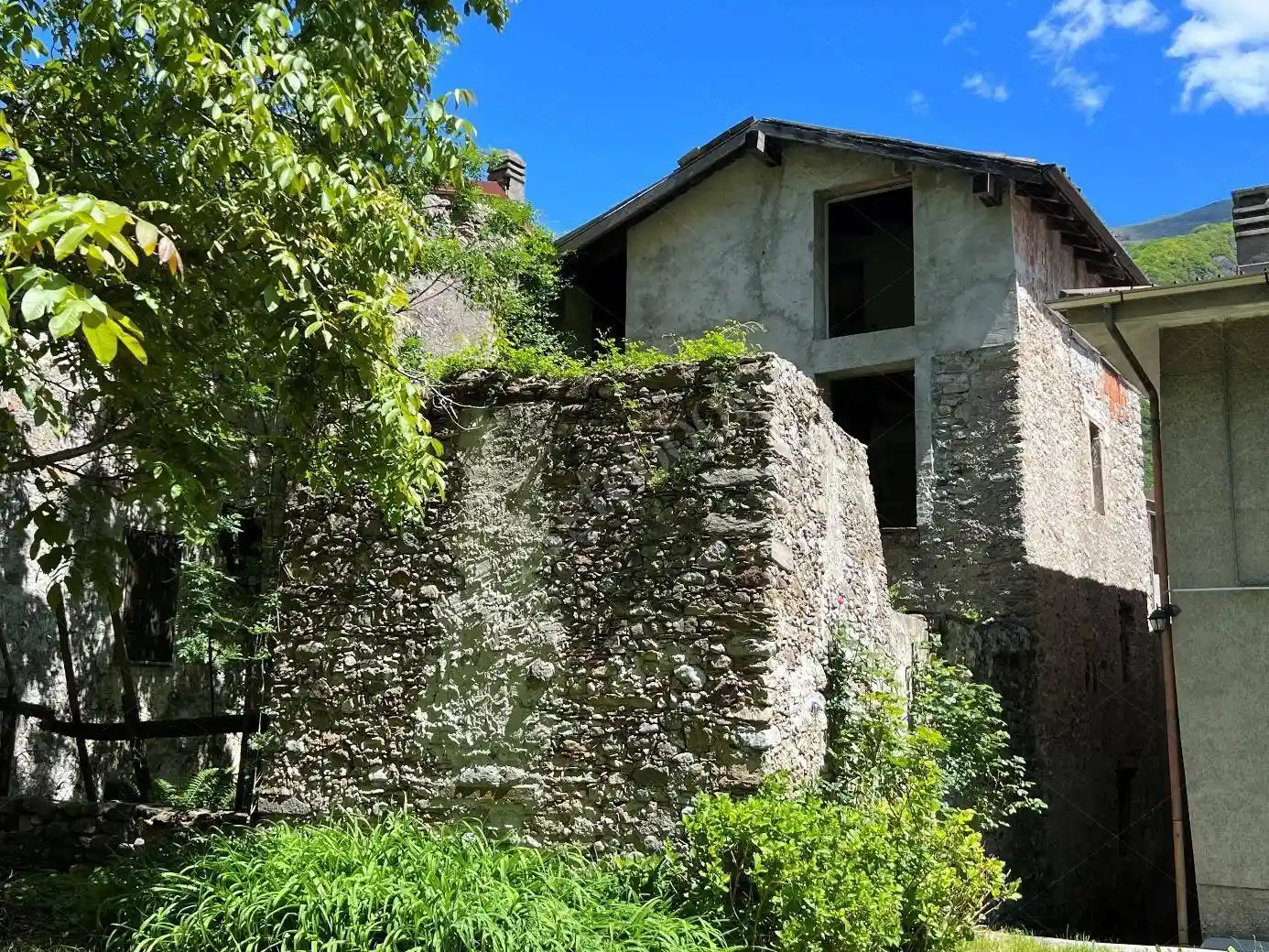 Palazzo - Stabile in vendita a Cortenova