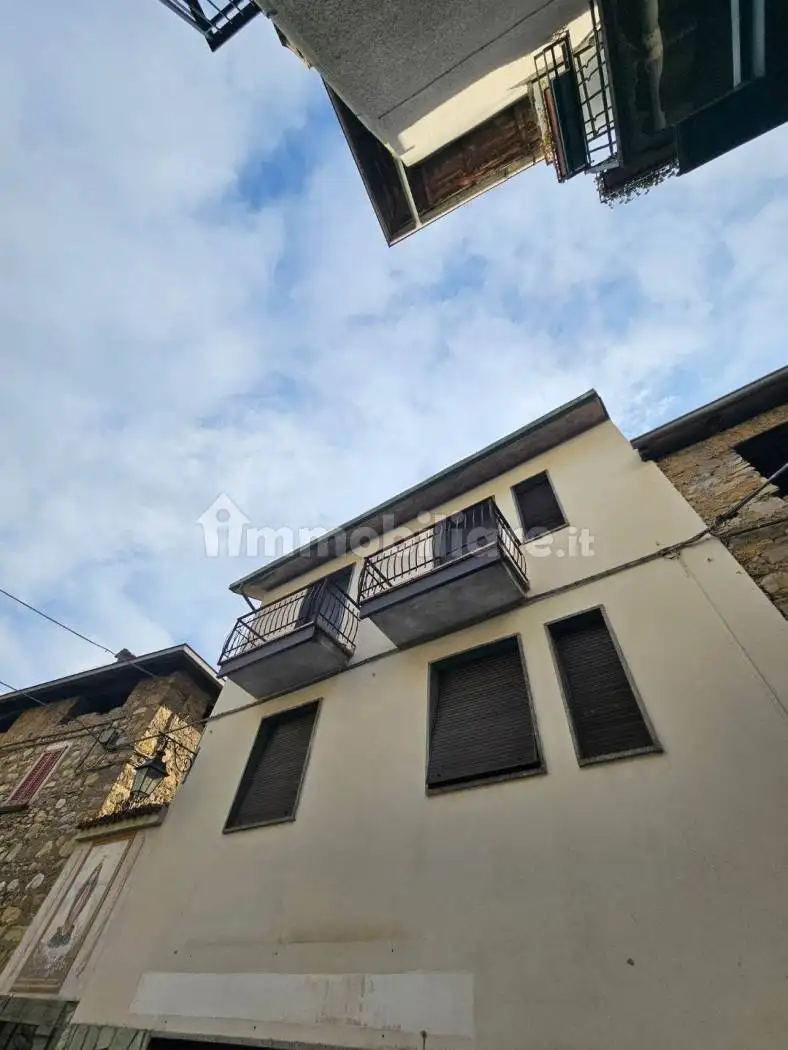 Casa indipendente in vendita a Esino Lario